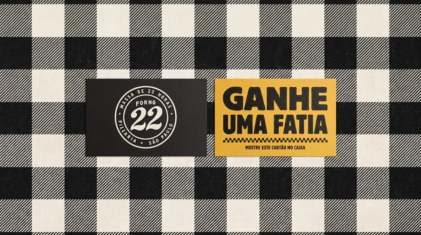 Cartão mostarda escrito Ganhe uma fatia sobre a toalha xadrez
