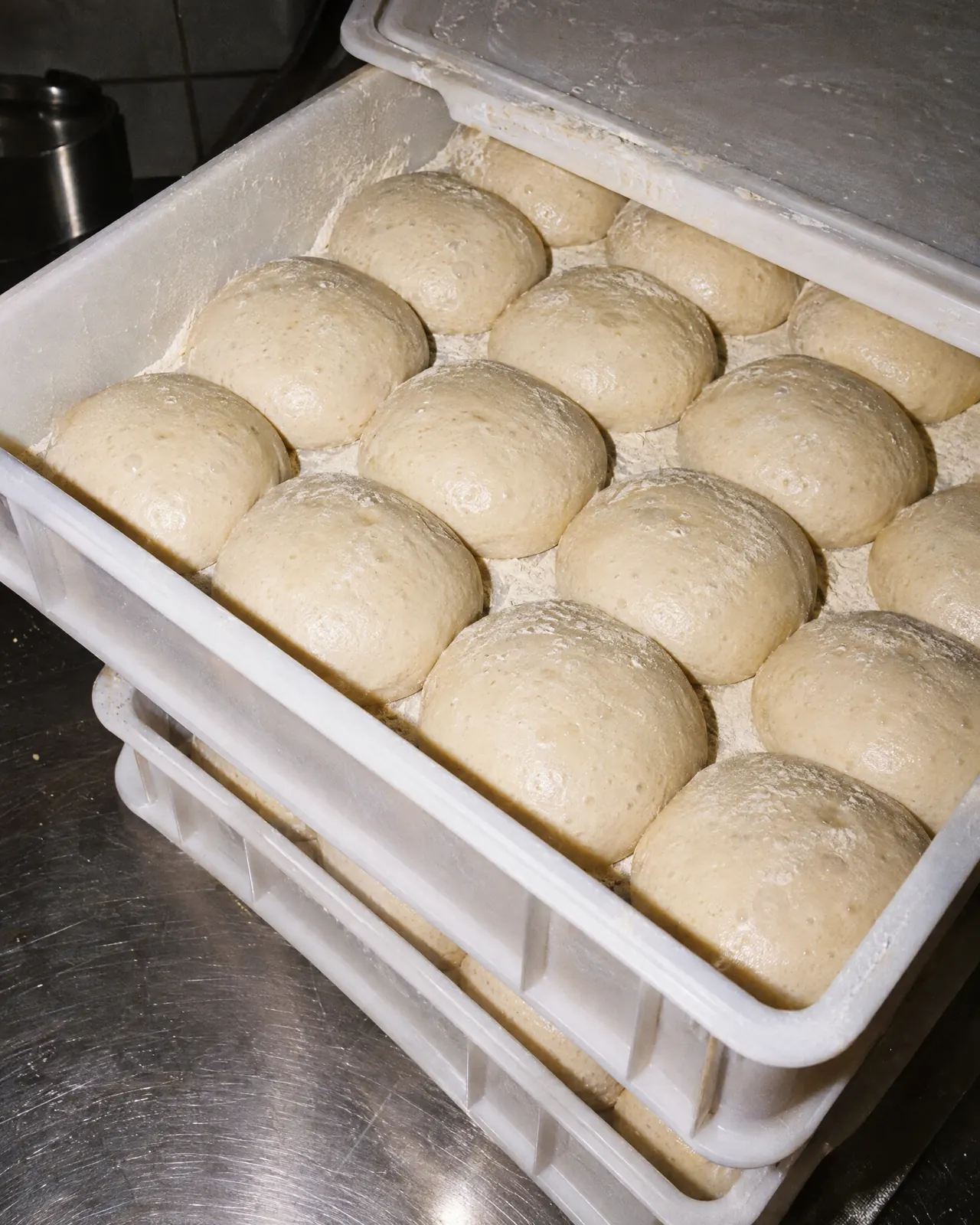 Bolinhas de massa descansando nas caixas